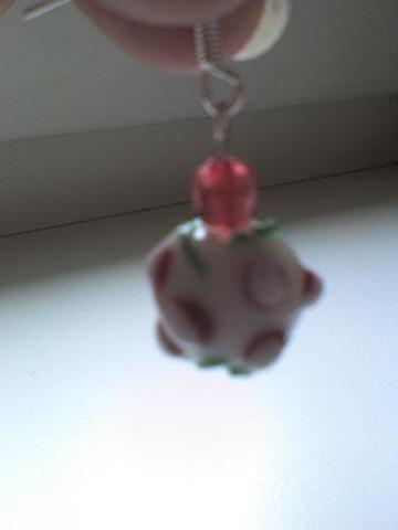 Daiktas raudonai balti auskarai