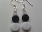 Daiktas baltai juodi auskarai