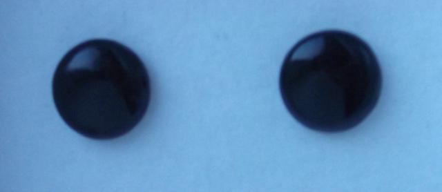 Daiktas Juodi,prie ausies