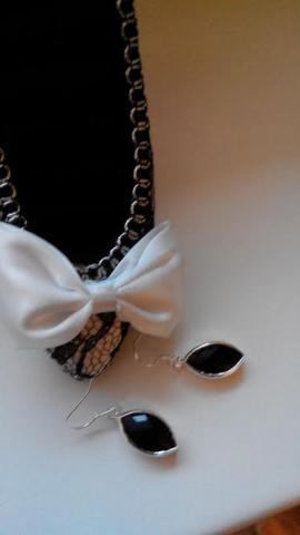 Daiktas juodi mazi auskariukai