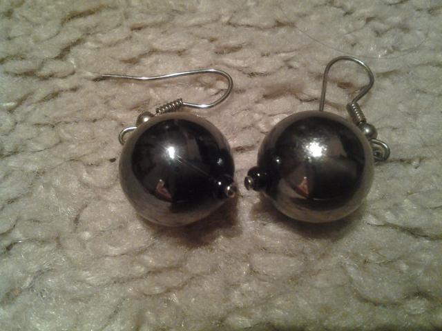 Daiktas auskarai is hematito