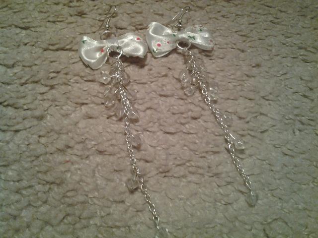 Daiktas ranku darbo balti auskarai kaspineliai