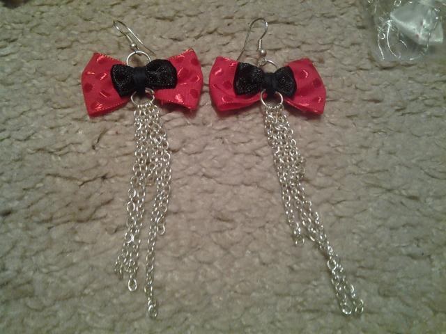 Daiktas  ranku darbo auskarai kaspineliai raudoni