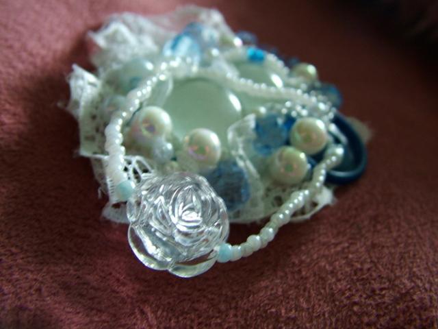 Daiktas Sagė su sena saga ir permatoma rože