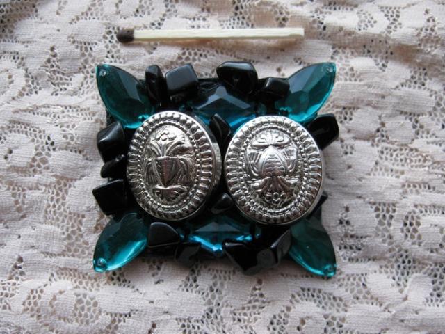 Daiktas Žaliai sidabrinė sagė