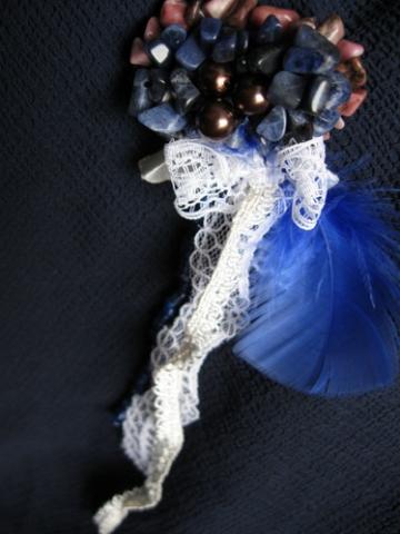 Daiktas Sagė su mėlyna plunksna