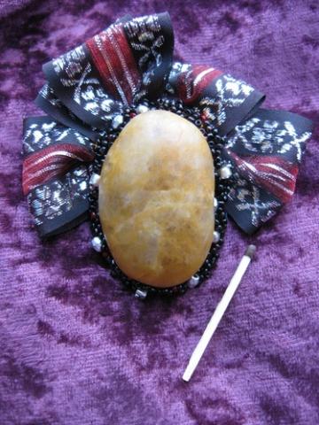 Daiktas Sagė su smėlio spalvos akmeniu