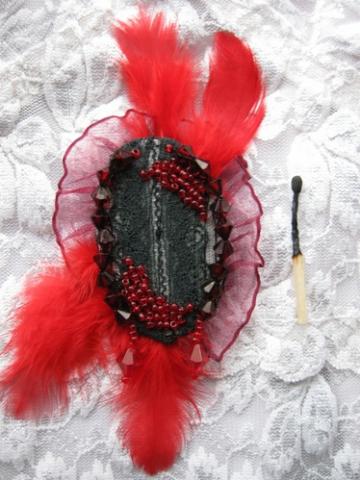 Daiktas Sagė su raudonom plunksnom