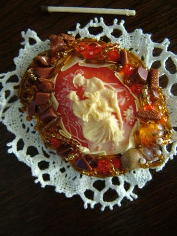 Daiktas Oranžinė sagė su kamėja ir saulės akmeniu