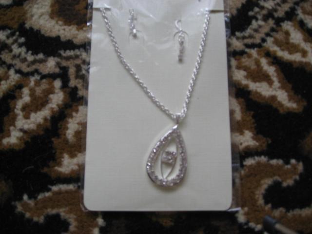 Daiktas naujas papuosalu rinkinukas