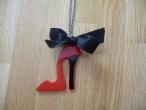 Daiktas raudonas batelis su kaspineliu