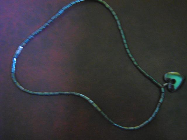 Daiktas Magnetinis kaklo papuošalas.