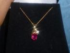 Daiktas 375 auksine grandinele su rubinu brangakmienis