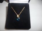 Daiktas 375 auksine grandinele su pakabuku topazo akmeniu