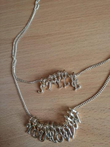 Daiktas Grandinele su raidem