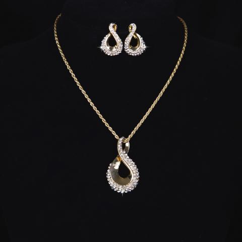 Daiktas paauksoti auskarai ir grandinele su pakabuku