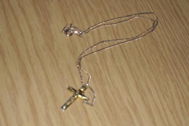 Daiktas Aukso spalvos grandinele su kryziumi