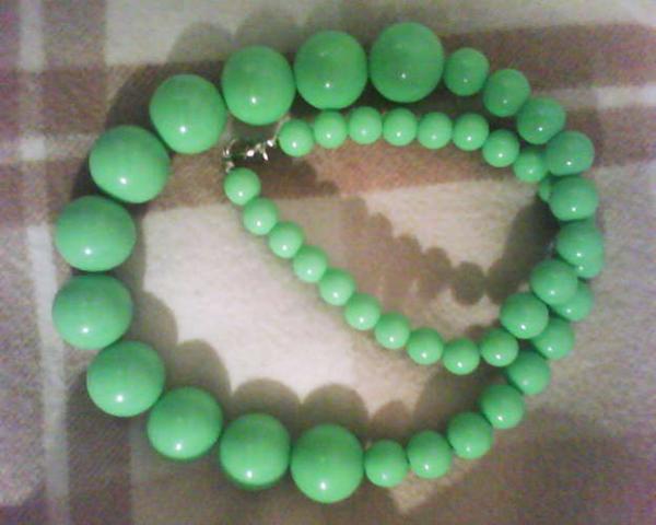 Daiktas zali zali karoliai