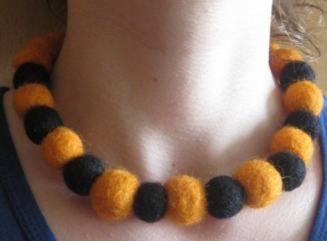 Daiktas Karoliai "Oranžinė - juoda"