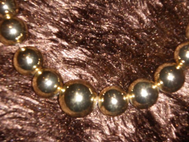 Daiktas Aukso spalvos karoliai