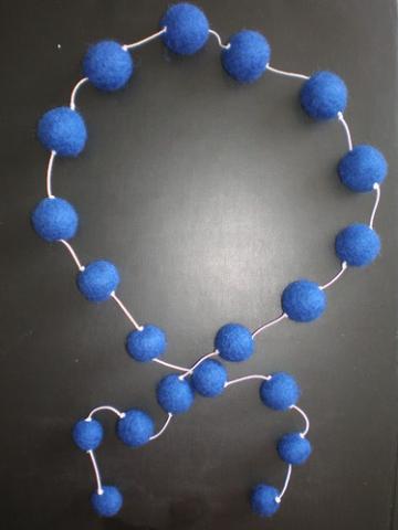 Daiktas melyni karoliai