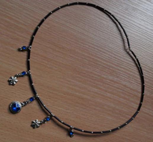 Daiktas pakabukas-karoliai