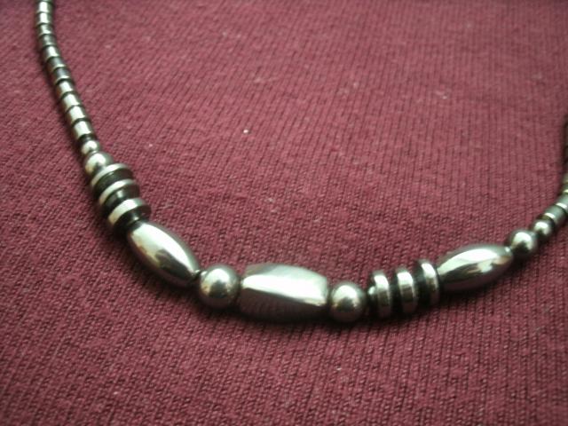 Daiktas Juodai pilki karoliai