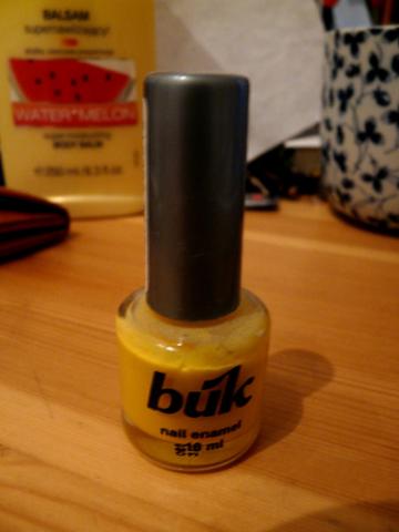 Daiktas geltonas nagu lakas