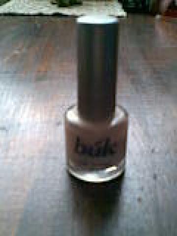 Daiktas svelniai sviesios spalvos nagu lakas