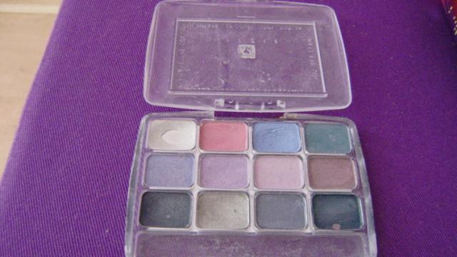 Daiktas akiu seseliai