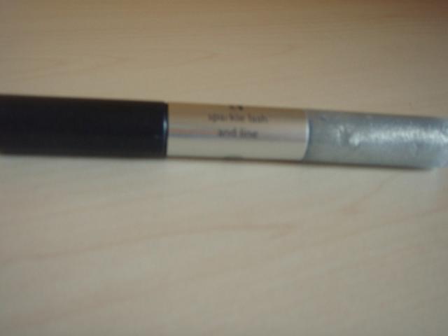 Daiktas ir vienos puses tusas ir kitos blizgantis teptukas