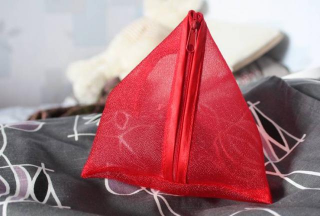 Daiktas Trikampio formos kosmetinė. 