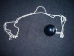 Daiktas grandinėlė su juodu bumbolu