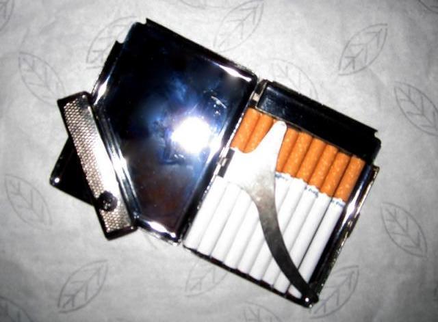 Daiktas Cigarečių dėklas su žiebtuvėliu (Portsigaras)