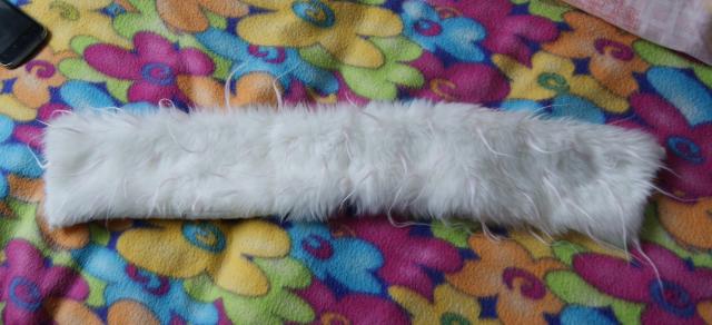 Daiktas Balto "kailiuko" apykakle