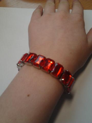 Daiktas Raudona apirankė 