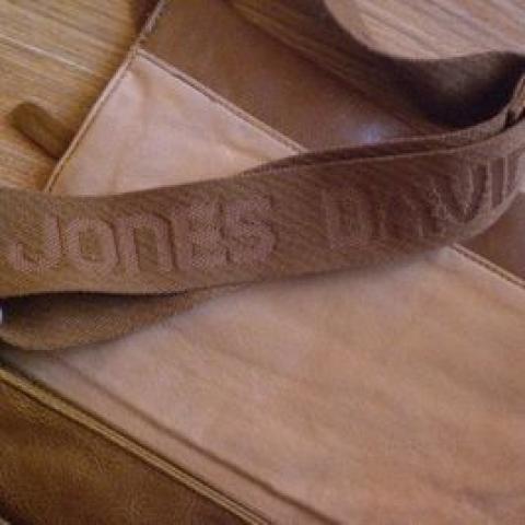 Daiktas DAVID JONES rankinė per petį