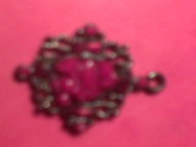 Daiktas pakabukas su raudonais akmenukais