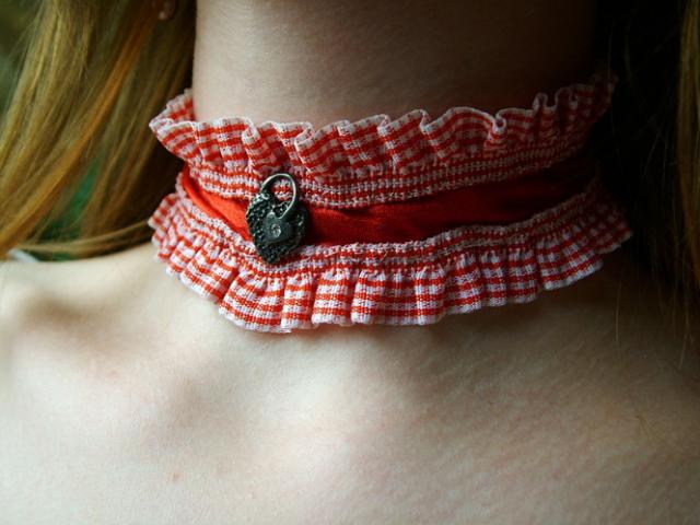 Daiktas Raudona, miela apykaklė