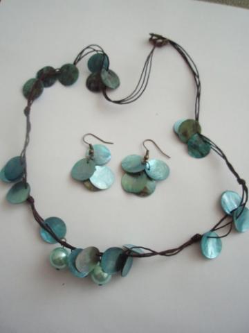 Daiktas Auskarai ir daiktas ant kaklo mėlyni