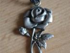 Daiktas Pakabutis ant kaklo Rožė 