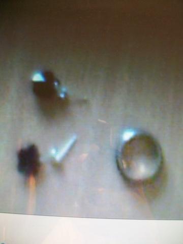 Daiktas auskarai ir ziedas 