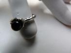 Daiktas žiedas su juoda akute