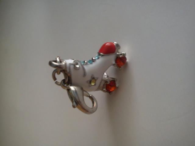 Daiktas pakabukas batas su akutem