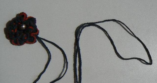 Daiktas juodas geles formos pakabukas 