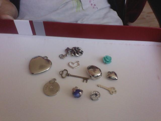 Daiktas pakabukai ant kaklo