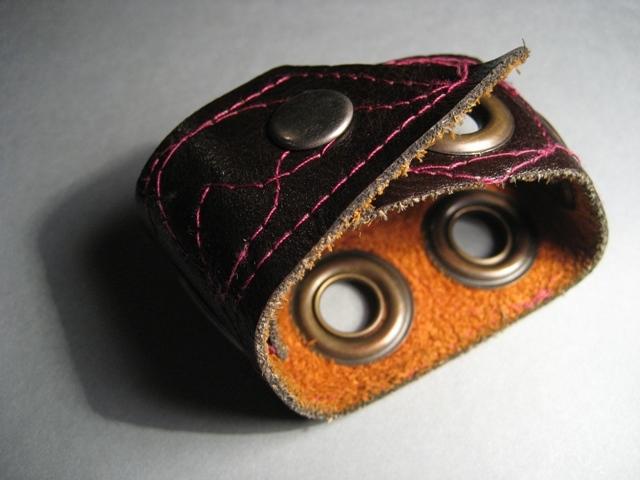 Daiktas odinė apyrankė