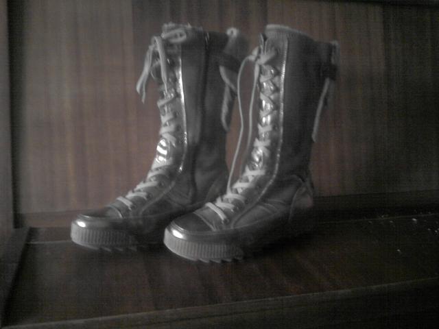 Daiktas moteriski odiniai batai su naturaliu kailiu