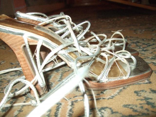 Daiktas basutes su ilgais rasteliais