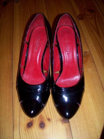 Daiktas Odinai batukai,labai mazai panesioti.40ismera:)